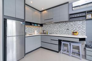 Кухня или мини-кухня в Tropics Kamala Pool View Apartment CTG P507
