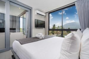 Кровать или кровати в номере Tropics Kamala Pool View Apartment CTG P507