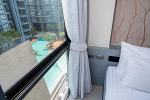 Кровать или кровати в номере Tropics Kamala Pool View Apartment CTG P507