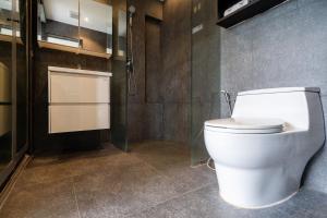 Ванная комната в Tropics Kamala Pool View Apartment CTG P507