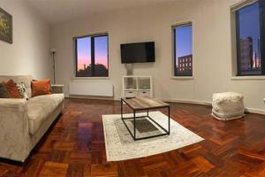 un soggiorno con divano e tavolo di Superb City Views - Apartment, work or just relax! a Melbourne