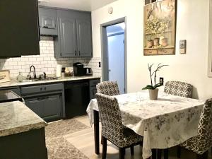 een keuken met een tafel en stoelen en een keuken met een wastafel bij Charming Clara in Yuba City