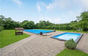 una imagen de una piscina en un patio en Lovely Home In Frvang With Wifi, en Fårvang