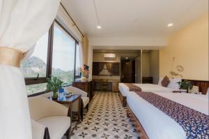 Ein Bett oder Betten in einem Zimmer der Unterkunft Tam Coc Lion Kings Hotel & Resort