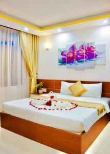 Postel nebo postele na pokoji v ubytování Phuc Con Son Hotel