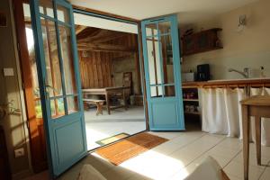 eine offene Tür zu einer Küche mit einem Tisch in der Unterkunft Henriette, villa de charme entre plage et marché in La Brée-les-Bains + 18 Fotos