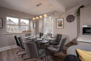 - une salle à manger avec une table et des chaises dans l'établissement Brand New 4 bedroom 4 bathroom home by LetMeStay, à Ambleside