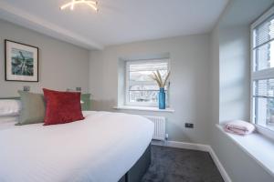 - une chambre avec un grand lit et 2 fenêtres dans l'établissement Brand New 4 bedroom 4 bathroom home by LetMeStay, à Ambleside