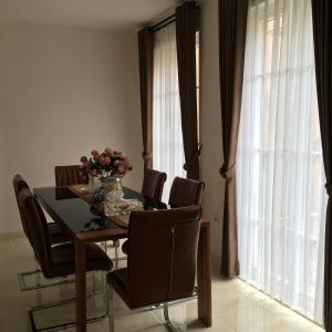 uma sala de jantar com uma mesa e cadeiras e uma janela em Blessimore Springhill 4BR em Palimbão