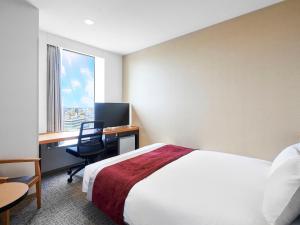 Postel nebo postele na pokoji v ubytování Daiwa Roynet Hotel Nagoya Shinkansenguchi