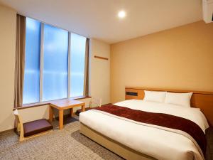 Postel nebo postele na pokoji v ubytování Daiwa Roynet Hotel Nagoya Shinkansenguchi