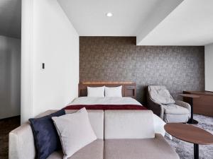 Postel nebo postele na pokoji v ubytování Daiwa Roynet Hotel Nagoya Shinkansenguchi