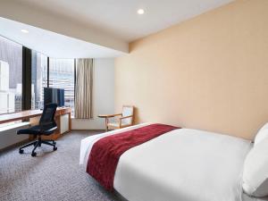 Postel nebo postele na pokoji v ubytování Daiwa Roynet Hotel Nagoya Shinkansenguchi