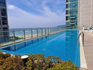 Bazén v ubytování Haeundae Seacloud Hotel Residence nebo v jeho okolí