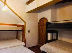 2 camas en una habitación con 2 literas en Casa de campo en Tepoztlán, en Tepoztlán