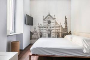 ein Schlafzimmer mit einer Zeichnung einer Kirche an der Wand in der Unterkunft ECOZYHOUSE in Florenz