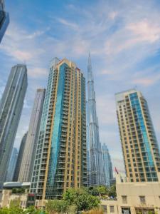 un groupe de grands bâtiments dans une ville dans l'établissement Ramada Downtown Dubai, à Dubaï