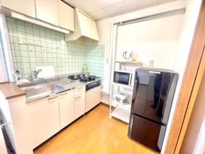 uma cozinha com um lavatório e um frigorífico em Avidasion - Vacation STAY 12208 em Biei