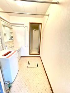 uma pequena casa de banho com um lavatório e um chuveiro em Avidasion - Vacation STAY 12208 em Biei