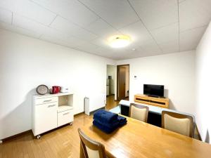 Zimmer mit einem Tisch, Stühlen und einem TV in der Unterkunft Avidasion - Vacation STAY 13341 in Biei