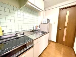 eine Küche mit einer Spüle und einem Kühlschrank in der Unterkunft Avidasion - Vacation STAY 13341 in Biei