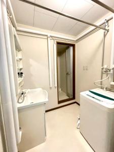 ein Bad mit einem Waschbecken und einer Dusche in der Unterkunft Avidasion - Vacation STAY 13341 in Biei