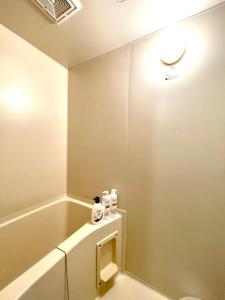 ein Bad mit einer Badewanne, einem WC und einer Lampe in der Unterkunft Avidasion - Vacation STAY 13341 in Biei