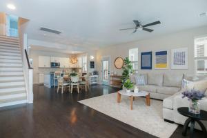 sala de estar con sofá y mesa en Happy Ours Mins to Park Circle Dtwn CHS Beach, en Charleston