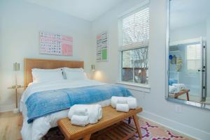 1 dormitorio con 1 cama grande y una mesa con toallas en Happy Ours Mins to Park Circle Dtwn CHS Beach, en Charleston