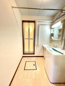 uma casa de banho com um lavatório e um espelho em Avidasion - Vacation STAY 12209 em Biei