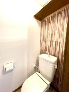 uma casa de banho com um WC branco e um rolo de papel higiénico em Avidasion - Vacation STAY 12209 em Biei