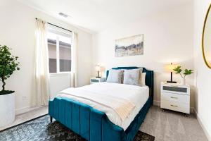 una camera con un letto blu e una finestra di Nevada Getaway Near Reno 4 Bedroom Home a Sparks