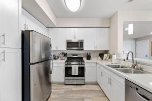 Kuchyň nebo kuchyňský kout v ubytování Designer Apt w Jacuzzi Walk To Casino & iMax