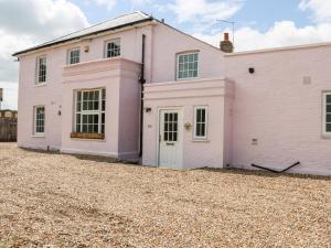 a pink house on a gravel driveway at The Fox and Punchbowl in Windsor