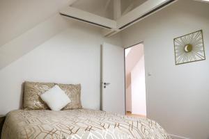 a bedroom with a bed with a pillow on it at Très Belle MAISON à Rennes St Jacques in Saint-Jacques-de-la-Lande