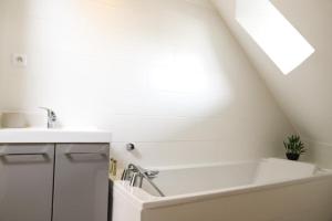 a white bathroom with a sink and a bath tub at Très Belle MAISON à Rennes St Jacques in Saint-Jacques-de-la-Lande +14 photos