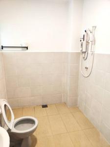 łazienka z toaletą i prysznicem w obiekcie Puchong Landed Homestay - 2nd unit @ BKT Puchong w mieście Puchong