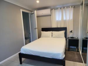 T&V Suites客房内的一张或多张床位