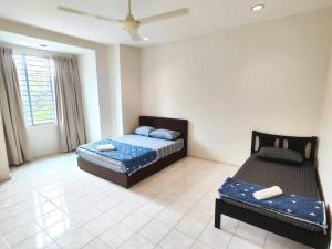 蒲種的住宿－Puchong Landed Homestay - 2nd unit @ BKT Puchong，一间卧室设有两张床和窗户。