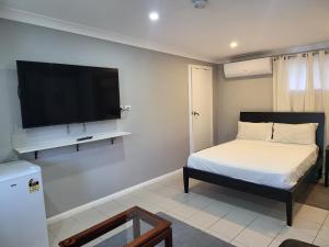 T&V Suites客房内的一张或多张床位