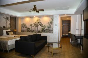 een hotelkamer met een bed, een bank en een tafel bij Samara Hotel Bodrum in Torba