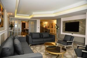 un soggiorno con 2 divani e una TV di Samara Hotel Bodrum a Torba