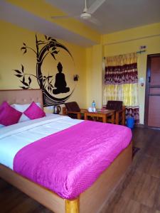 سرير أو أسرّة في غرفة في Hotel Mirage Sauraha