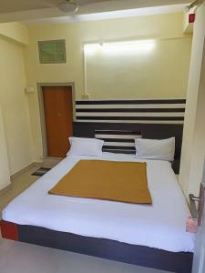 1 dormitorio con 1 cama blanca grande en una habitación en Hotel Orginal Residency, en Kollam