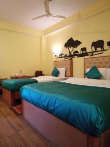 سرير أو أسرّة في غرفة في Hotel Mirage Sauraha