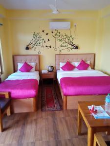 سرير أو أسرّة في غرفة في Hotel Mirage Sauraha