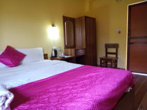 سرير أو أسرّة في غرفة في Hotel Mirage Sauraha
