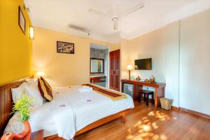 Postel nebo postele na pokoji v ubytování Hoi An Green Riverside Oasis Villa