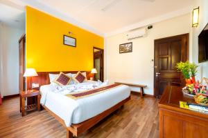 Postel nebo postele na pokoji v ubytování Hoi An Green Riverside Oasis Villa