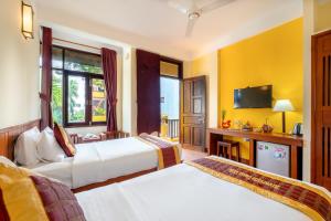 Postel nebo postele na pokoji v ubytování Hoi An Green Riverside Oasis Villa
